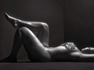 Desnuda y sin complejos… la supermodelo de tallas grandes lo muestra todote (FOTOS)