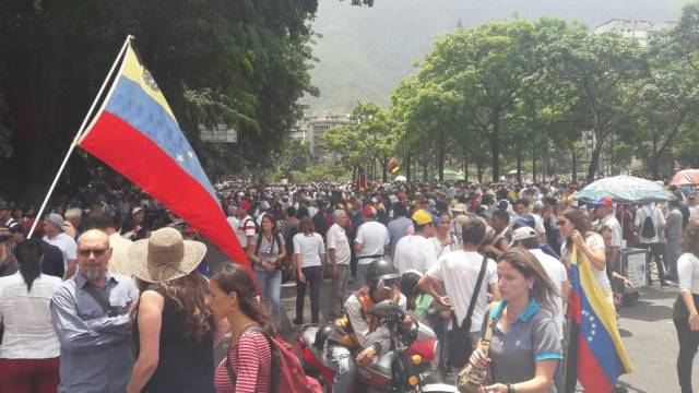 Manifestantes concentrados en Altamira para marchar a la Cancillería / Foto: Eduardo Ríos - La Patilla