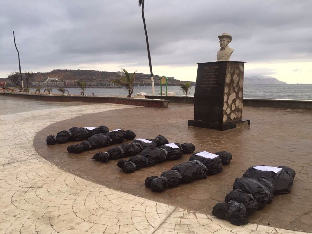 Con bolsas negras simulan a los caídos durante las protestas en playa de Lechería (Fotos)