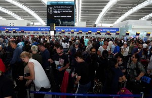 Fuertes retrasos en los aeropuertos del Reino Unido tras fallar el control electrónico de pasaportes