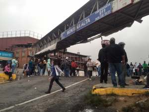 Manifestantes trancan la vía en Montaña Alta en rechazo al asesinato de Diego Arellano