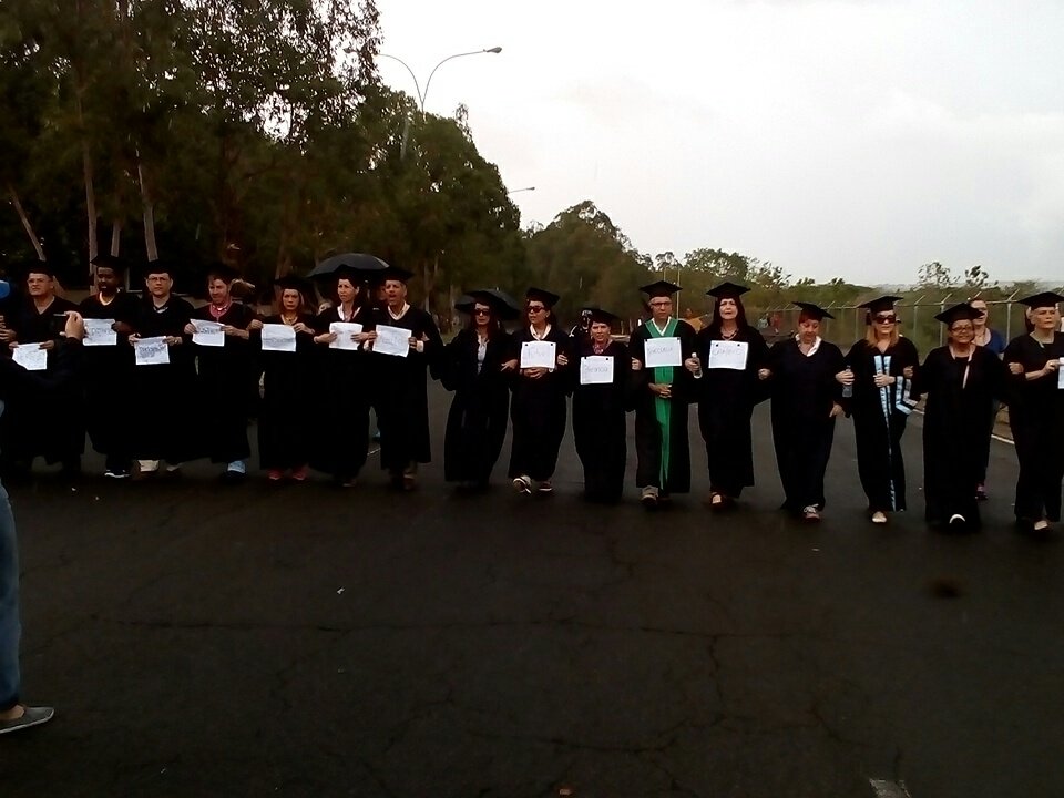 Con toga y birrete profesores marcharon en Guayana tras detenciones arbitrarias dentro de la Ucab