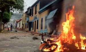 Palmira enardecida tras asesinato de un joven: Incendian sede de la PNB (Fotos)