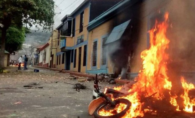 Luego del asesinato de un joven en la población de Palmira en Táchira, fue incendiada la sede de la PNB local. Foto: @Vzlacora