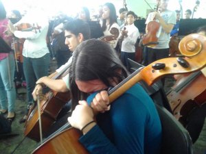 Las desgarradoras imágenes de los compañeros de orquesta de Armando Cañizales durante su sepelio