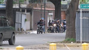Paramilitares de “paz y amor” agreden y roban a vecinos en El Paraíso que le suenan las ollas a Maduro