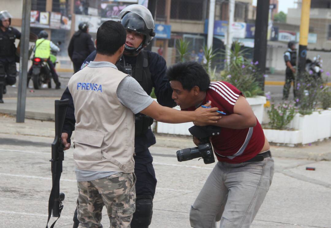 Funcionarios de Polizulia agredieron e intentaron despojar a periodistas de sus equipos