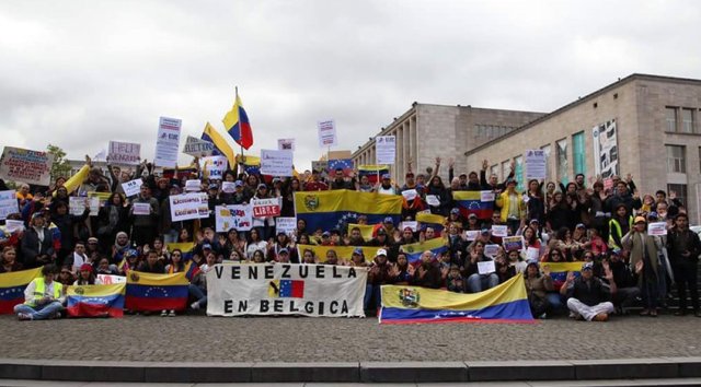 Venezolanos en Bruselas pidieron a la UE que sancione al Gobierno tras cinco semanas de protestas. Foto: @CualeselRollo_ 