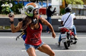 ¡Atención! Conoce a la sexy manifestante que tiene enamorado a todos en las protestas en Venezuela