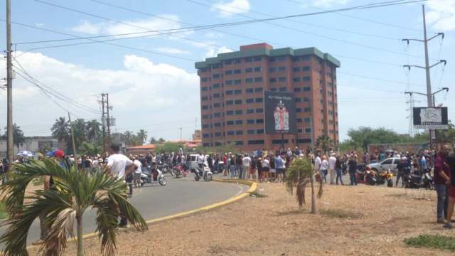 Pobladores de Lechería se enardecieron ante la muerte del joven. Foto: @jcarolinaisava 