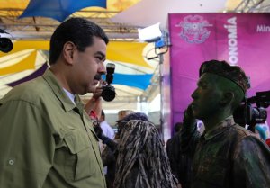 Ante la tumbadera de “Chastatuas”, Nicolás se buscó su propio Chávez “eterno” escarchao’ (Fotos)