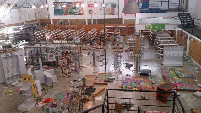 La juguetería General Import, ubicada en la bajada El Tambor, fue saqueada la noche de este miércoles 17 de mayo de 2017. (Foto @Maybeligo)