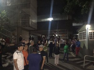 Denuncian que funcionarios de la GNB derribaron portón de residencia en El Paraíso (Fotos)