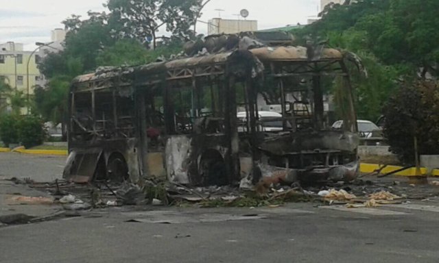 Unidad de Transcarabobo fue quemada la noche de este martes 23 de mayo de 2017.