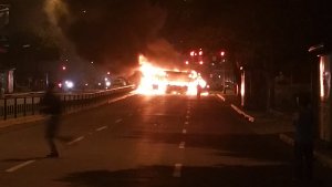 Vándalos queman un autobús en Altamira (Video + Fotos)
