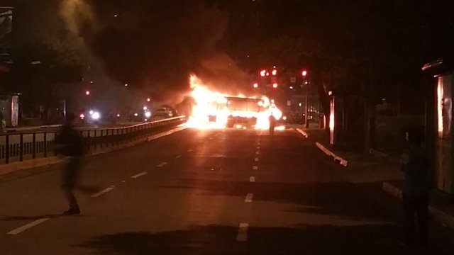 Vándalos queman autobús en Altamira. Foto: @sofyescualida 