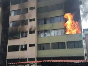 Desmedida represión de la “gloriosa” GNB deja tres apartamentos quemados en Mérida (fotos + video)