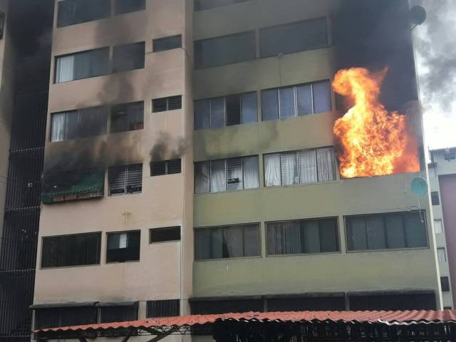 Apartamentos incendiados en Mérida / Foto: @OreanaRojo 