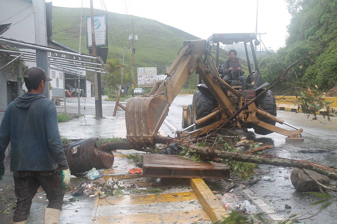 Retiran 15 toneladas de escombros en la carretera Panamericana