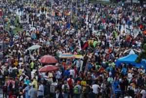 Venezolanos cumplen casi 10 horas de resistencia pacífica en las principales arterias viales del país