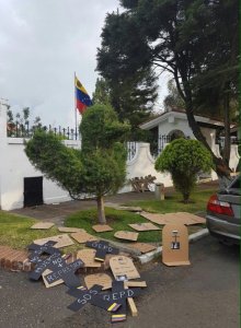 Lápidas y cruces frente a la Embajada de Venezuela en Guatemala #10May (Fotos)
