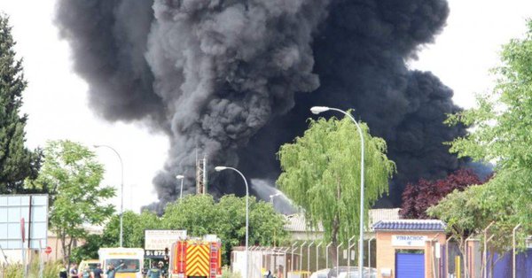 Madrid: Una gran columna de humo negro fue visible saliendo de las instalaciones (foto @ImagendeVer)