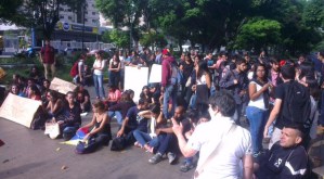Estudiantes protestan frente a la UCV por el asesinato de Diego Arellano (Fotos)