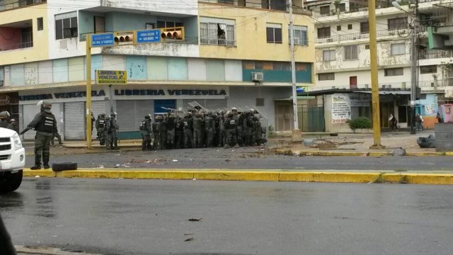 La GNB reprimió la manifestación con lacrimógenas y perdigones