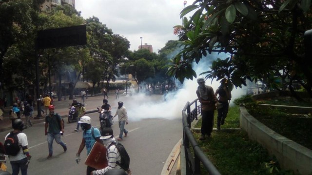 Reprimen a manifestantes en Chacaito