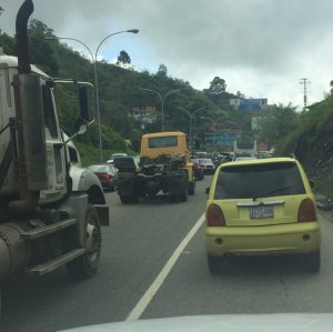 Restringen paso a Caracas en Hoyo de la Puerta