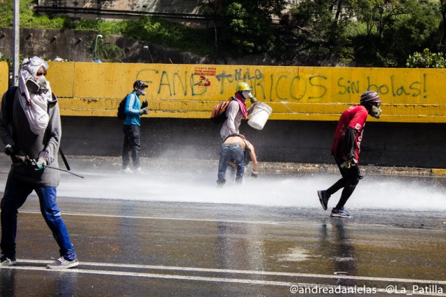 Una fuerte represión se ejecutó este lunes en la Fajardo. Foto: Andrea Sandoval / LaPatilla.com