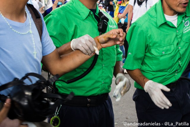 Aislados a la manifestación de la Unidad, resultaron heridos luego de que la GN los reprimiera con gases en la Fajardo. Foto: Andrea Sandoval / LaPatilla.com