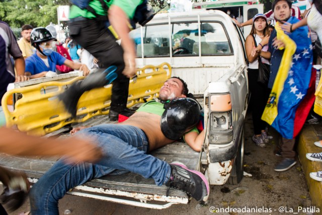 Aislados a la manifestación de la Unidad, resultaron heridos luego de que la GN los reprimiera con gases en la Fajardo. Foto: Andrea Sandoval / LaPatilla.com