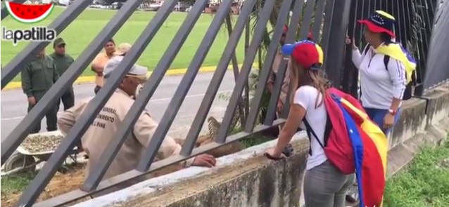Joven venezolana exhorta a GNB a usar la cabeza #15May (Video)