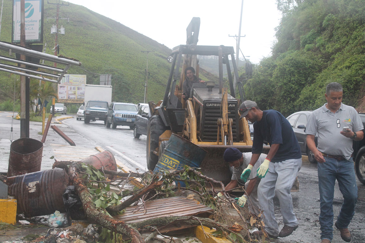 Retiran escombros de la carretera Panamericana a la altura de Carrizal