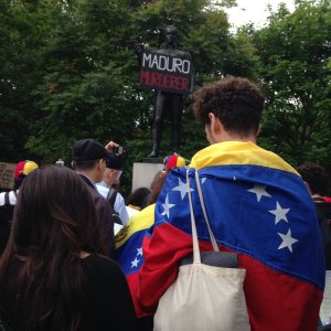 Venezolanos en Londres protestan a los pies de estatua de Simón Bolívar (Fotos)