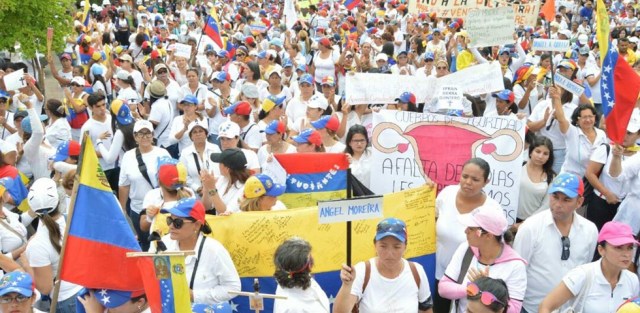 Maracuchas marchan por la libertad de Venezuela