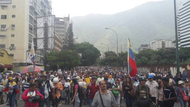 Manifestantes marchan hacia la autopista Francisco Fajardo para tomar la vía hacia el centro de Caracas / Foto: Eduardo Ríos - La Patilla
