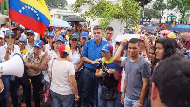El responsable regional de Voluntad Popular (VP) en Carabobo, Alejandro Feo La Cruz acompañó a los abuelos