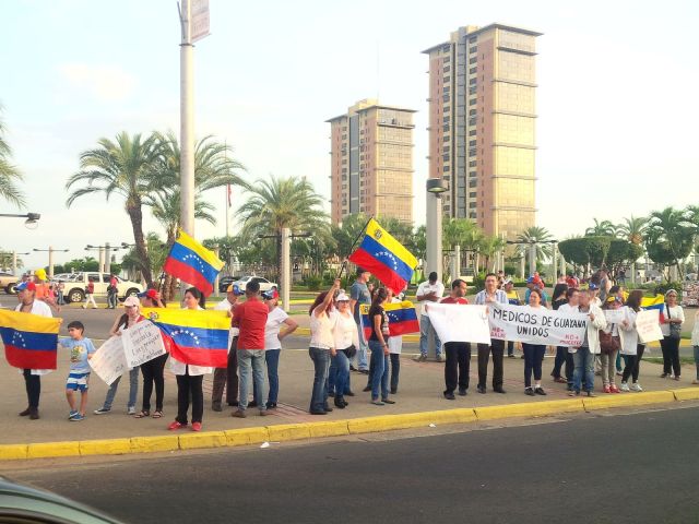 Foto: Un grupo de médicos de Ciudad Guayana protestaron en la Plaza Monumental de Puerto Ordaz / Prensa