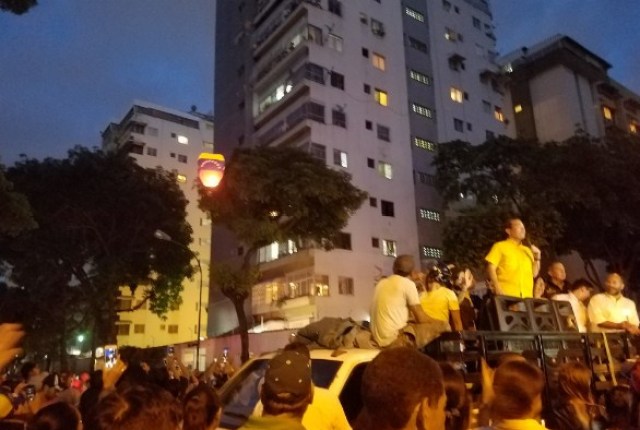 Desafiando la roja oscuridad, Venezuela se manifiesta en honor a los caídos en protestas. Fotos: Usuarios Redes sociales
