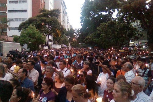 Desafiando la roja oscuridad, Venezuela se manifiesta en honor a los caídos en protestas. Fotos: Usuarios Redes sociales