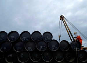 Precio del barril de crudo retrocede por crecientes suministros de EEUU y Rusia