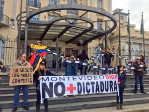 Protestan frente a Parlasur contra la dictadura de Maduro