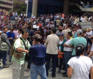 Manifestantes se encuentran concentrados en Parque Cristal #24May