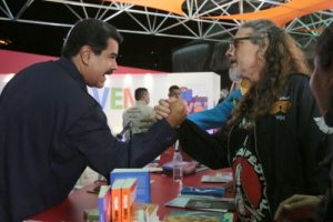 “Maduro no es mi amigo” dice Paul Gillman mientras recoge firmas para que lo incluyan de nuevo en festival de Colombia