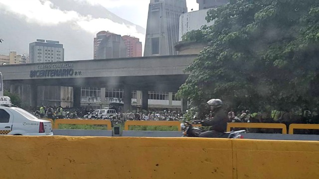 Cerrado el paso  en Foto: Plaza Venezuela a la altura del Bicentenario / Cortesía