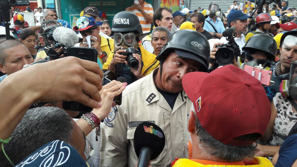 Abuelos realizan plantón en la avenida Libertador #12May