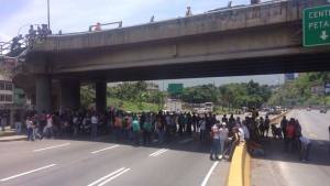 Opositores trancan la autopista Prados del Este para denunciar la represión