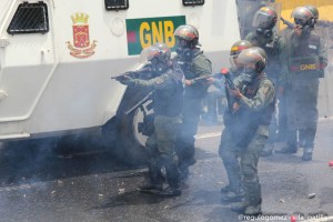 En imágenes: La “gloriosa” GNB en plena acción reprimiendo a manifestantes este #3May